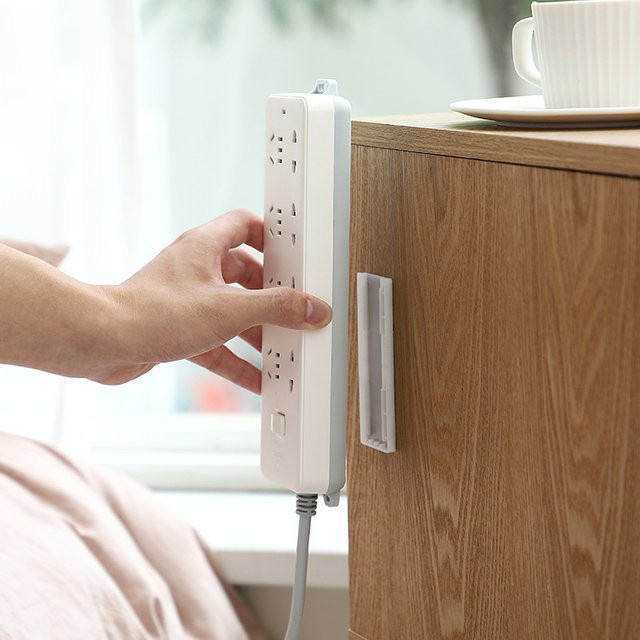 Selbstklebender Steckdosenhalter und Kabel-Organizer zur Wandmontierung ohne Bohren, Farbe: Weiß - Bild 1