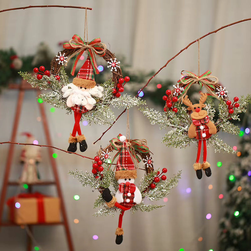 Rustikaler Weihnachtskranz mit künstlichen Zweigen und Blumen in Mehrfarbig für deine Weihnachtsdekoration - Bild 1