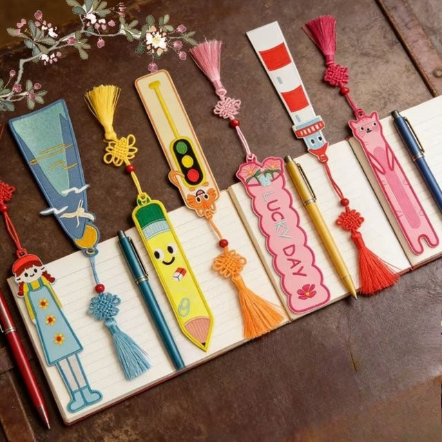 Besticktes Lesezeichen mit Quaste von SAISLERWELL in Mehrfarbig als personalisierter Buchclip für Lehrer und Schüler - Bild 1