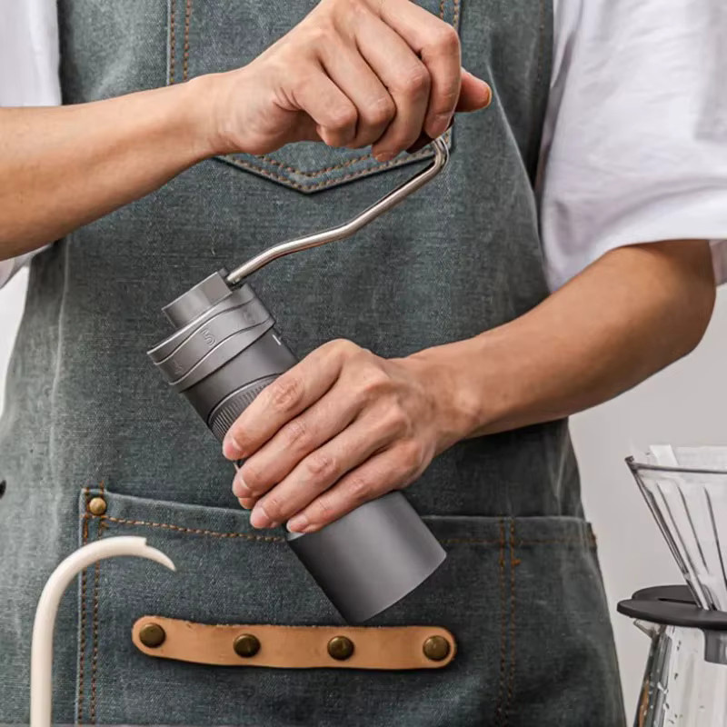 Manuelle Kaffeemühle aus Metall in Schwarz mit verstellbarem Mahlwerk und konischem Mahlwerk für Espresso und Küche, Höhe: 16,5 cm, Durchmesser: 5,5 cm - Bild 3