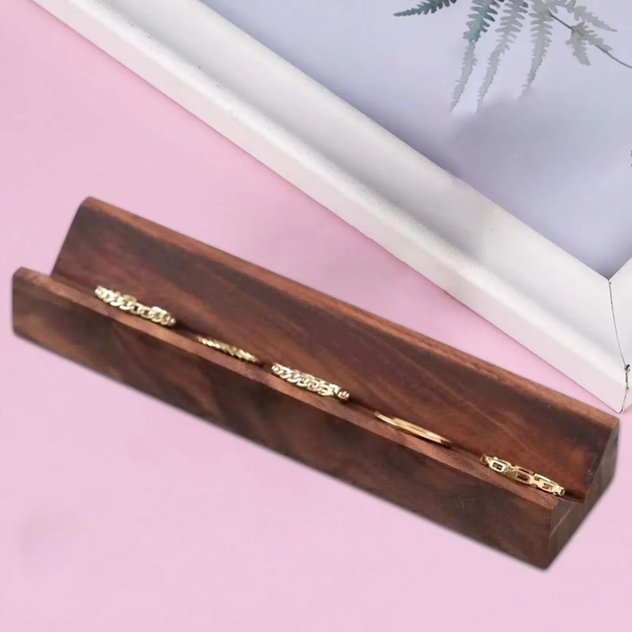 Schmuckdisplay aus Walnuss mit V-Nut für Ringe und Ohrringe in Braun - Bild 4
