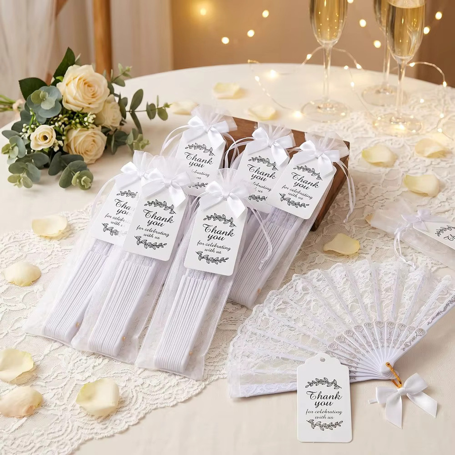 Elegante weiße Spitzen-Faltfächer mit Schleifen, Geschenktüte und Karte als Gastgeschenke für Hochzeit und Brautparty - Bild 2