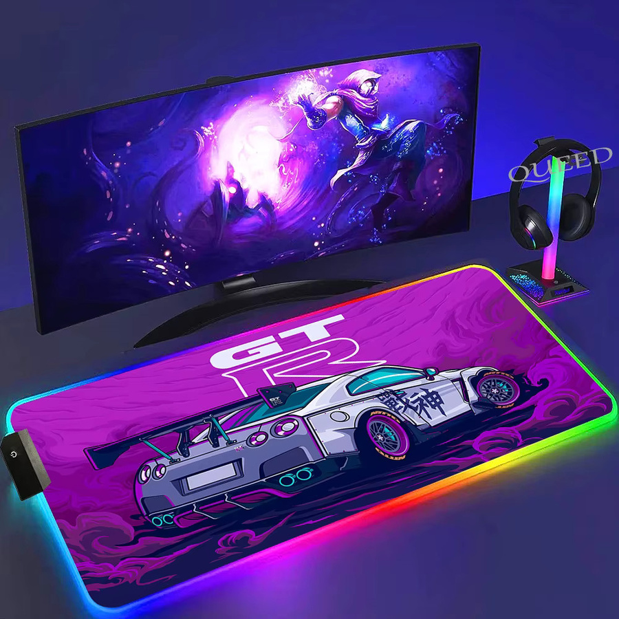 QUEED RGB LED Mauspad Sportwagen Design, XL Gamer Schreibtischmatte mit Hintergrundbeleuchtung, rutschfest aus Naturkautschuk, B/T: 90 x 40 cm, Multicolour - Bild 1