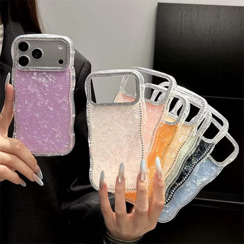 Luxuriöse Apple iPhone Schutzhülle mit Muschelmuster und Glitzer-Diamant-Wellenrahmen in Gelb - Bild 2