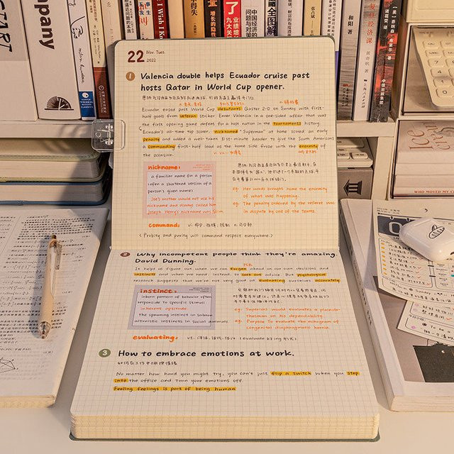 Quadratisches Notizbuch mit kariertem Muster in Blau, Softcover für Schule und Studium - Bild 1