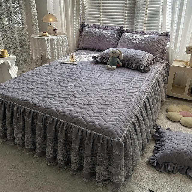 Dreiteiliges Bettwäsche-Set von Your Warm Home mit gesteppter Tagesdecke und Spannbettlaken aus Baumwollspitze in Grau, Floral, B/T: 120 x 200 cm - Bild 1