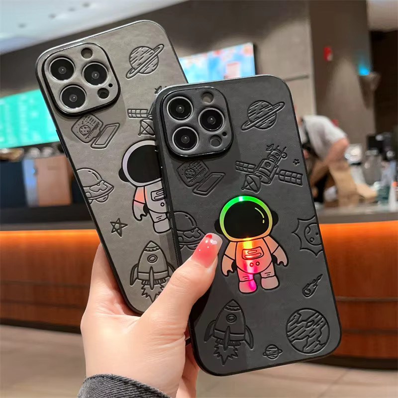Stoßfeste Handyhülle mit Cartoon Astronaut Laser Design und Ledertextur für iPhone Modelle in Schwarz von MUQGEW - Bild 2
