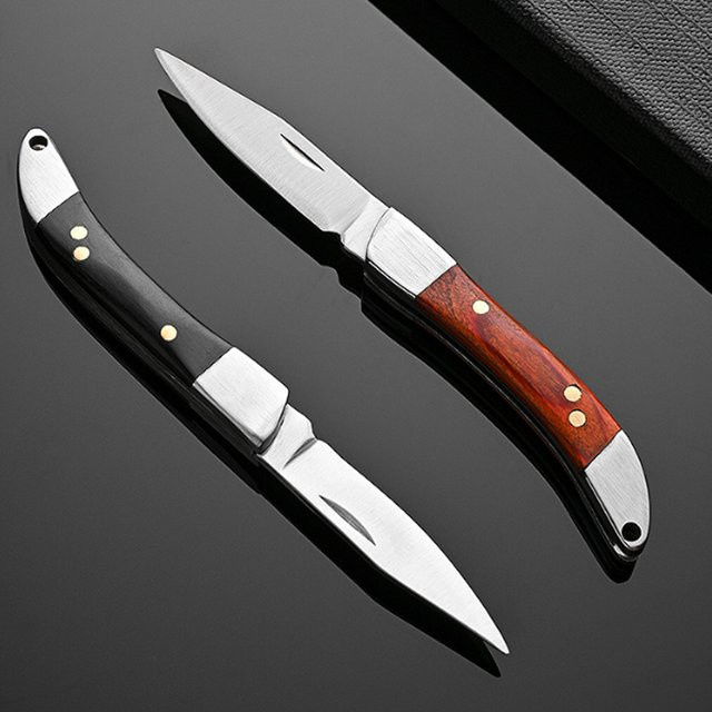 Vintage Klappmesser mit gebogenem Holzgriff in Braun und Messingnieten als tragbares Mini-EDC-Schneidwerkzeug - Bild 1