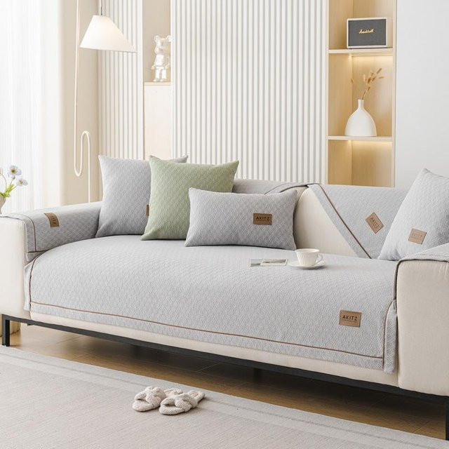 Rutschfester Chenille-Sofabezug in Grau mit besticktem Lederetikett, universeller Vier-Jahreszeiten-Couchbezug für dein Wohnzimmer, B/B: 70 x 70 cm - Bild 1