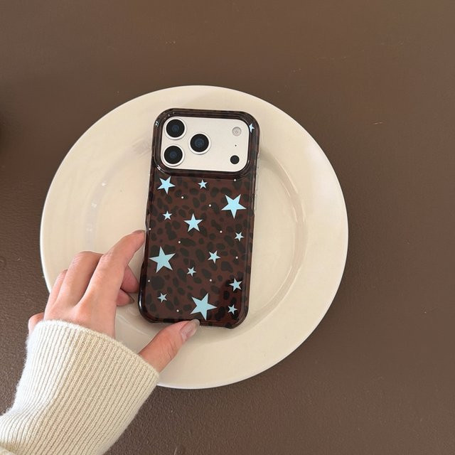 Stoßfeste Schutzhülle für iPhone 17, 16, 15 und 14 Pro Max mit Leopardenmuster in Braun und blauem Sternenmuster - Bild 1