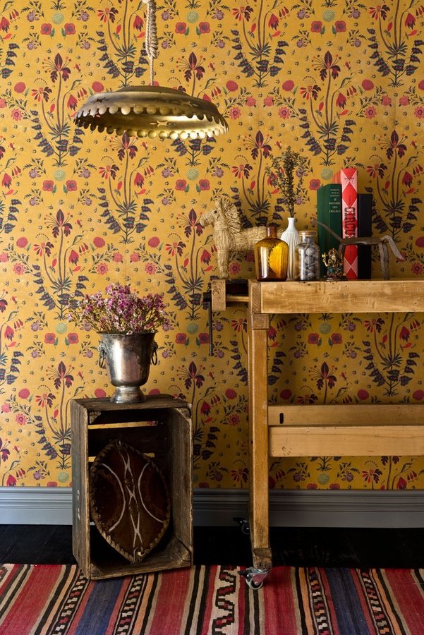 MINDTHEGAP Tapete Gypsy Ochre in Gelb mit botanischem Boho- und Floral-Design aus Vlies - Bild 1