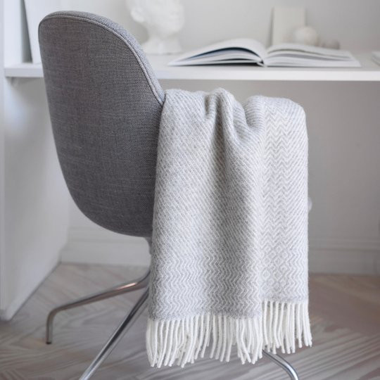 Wollplaid Kattefot von Roros Tweed in Weiß mit Chevron-Muster, B/B/H: 220 x 140 cm - Bild 1