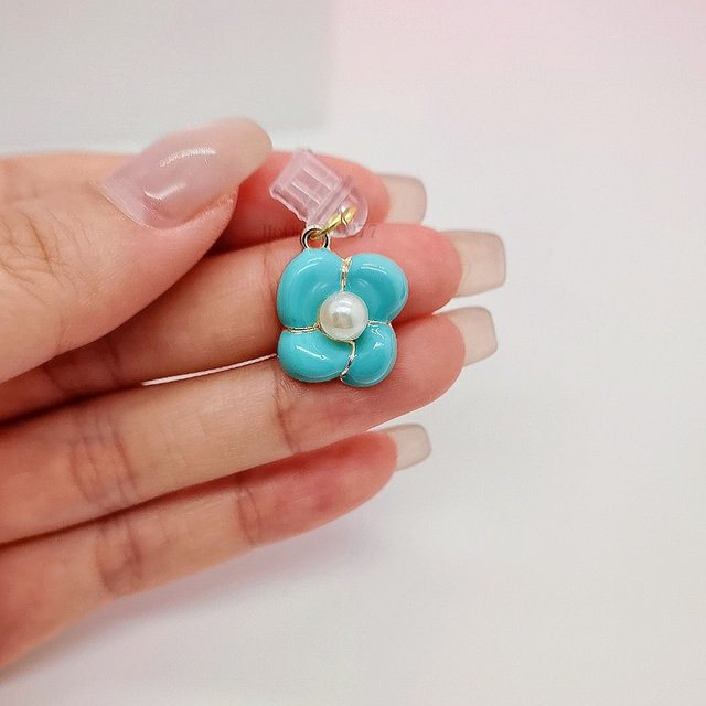 Staubschutz-Anhänger mit Blumen-Design für iPhone und Samsung mit USB-C und Micro-USB Interface in Türkis - Bild 1