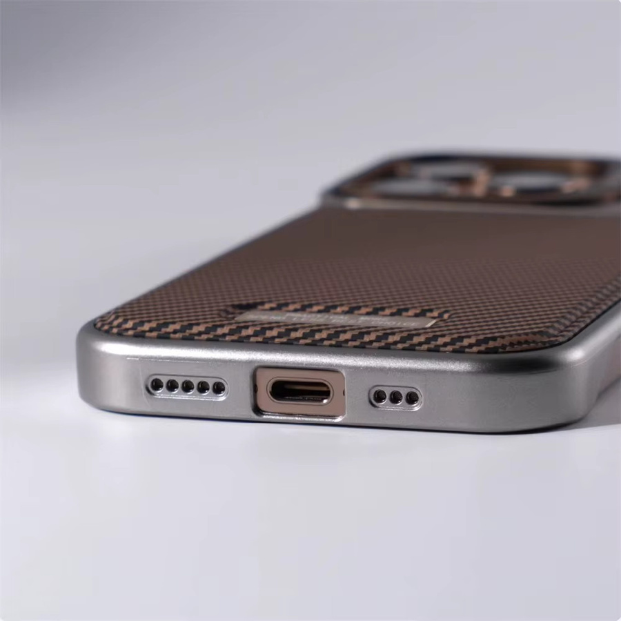 CHAOYIDIAN Slim Hülle mit Carbonfaser-Muster für iPhone 16 Pro Max 15 14 Plus 13 12 mit Objektivschutz und kabellosem Laden in Schwarz und Braun - Bild 5