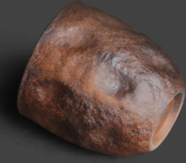 Handgefertigte Keramik-Teetasse in Braun mit Steinstruktur im Zen-Stil für die Gongfu-Teezeremonie - Bild 1