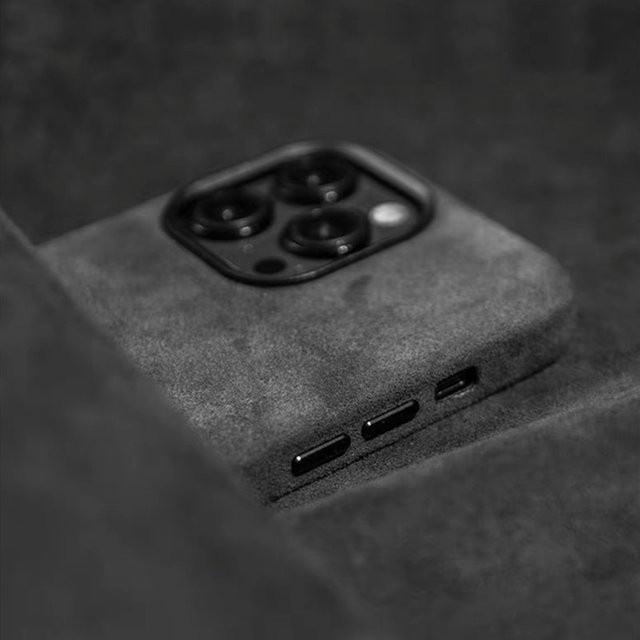 Magnetische Lederhülle für Apple iPhone 12 bis 17 Pro Max in Blau mit Wildleder-Details und Metallknöpfen - Bild 1