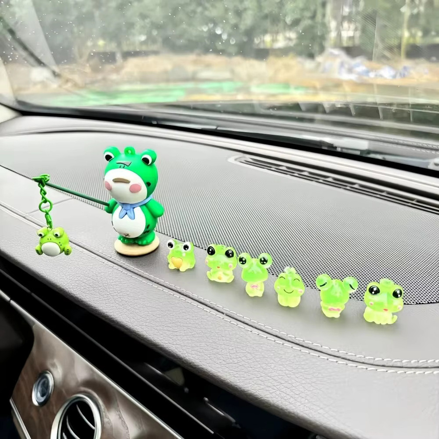 7er Set KJOY Einsamer Frosch Nachtleuchtende Cartoon Figuren in Grün zur Dekoration für Auto, Büro und Schreibtisch - Bild 4