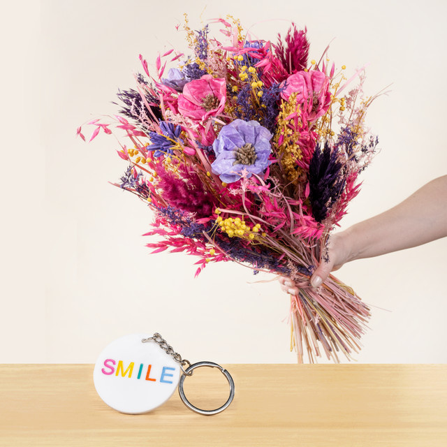 Trockenblumenstrauß Pink Passion mit Smile Anhänger von BLUME2000 in Pink, Purple und Multicolour - Bild 1