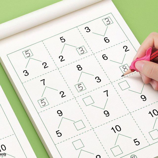 Handgeschriebenes Mathe-Übungsheft für Kinder zur Addition und Subtraktion innerhalb von 10 und 20 mit kariertem Papier in Weiß - Bild 1