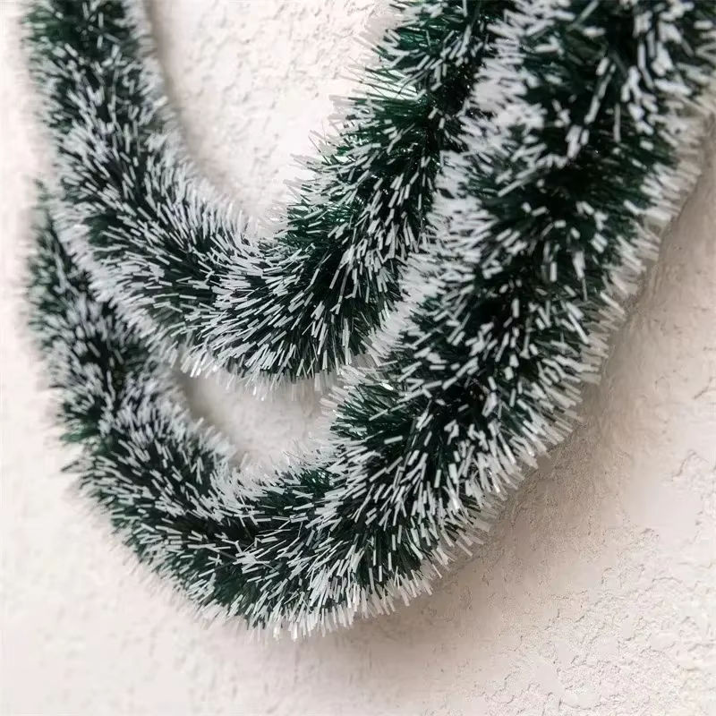 Grüne und weiße Weihnachts-Lametta-Bänder im Zuckerrohr-Design als hängende Girlanden und Ornamente zur Weihnachtsbaum-Dekoration aus Kunststoff - Bild 2