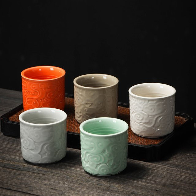 Celadon Relief Master Kung Fu Teetasse aus Keramik in Grün und Gelb - Bild 1