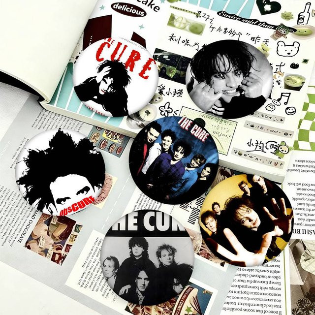 Brochen T-The C-Cure Rockband, Emaille-Pins, Cartoon-Stil, rund - Bild 1