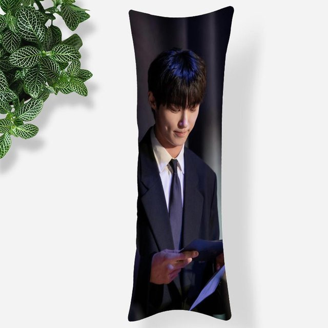 Byeon Woo seok Kissenbezug aus Satin in Schwarz, Rechteckig, B/H: 35 x 45 cm - Bild 1