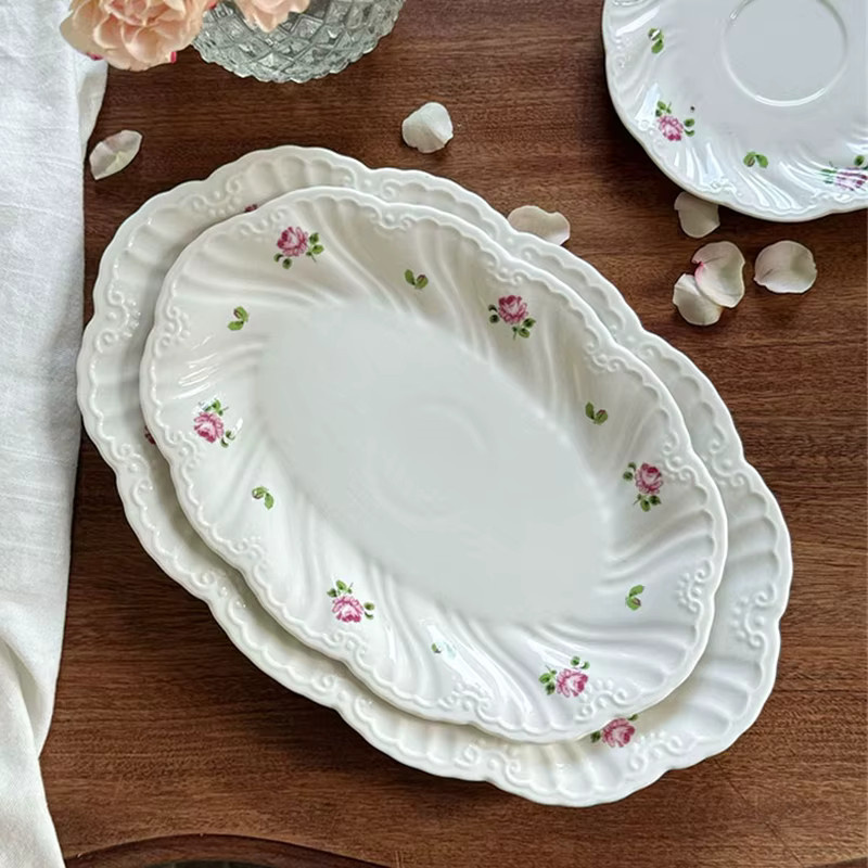 Keramik Geschirr Set mit Kaffeetassen, Untertassen und Tellern in Weiß mit floralem Vintage-Rosenmuster - Bild 6
