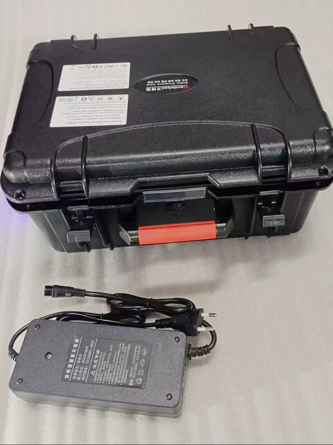 BATTIS POWER Wasserdichte 24V LiFePO4 Lithium-Batterie mit BMS und 10A-Ladegerät in Schwarz für Boot-Trolling-Motoren und Outdoor-Anwendungen - Bild 1