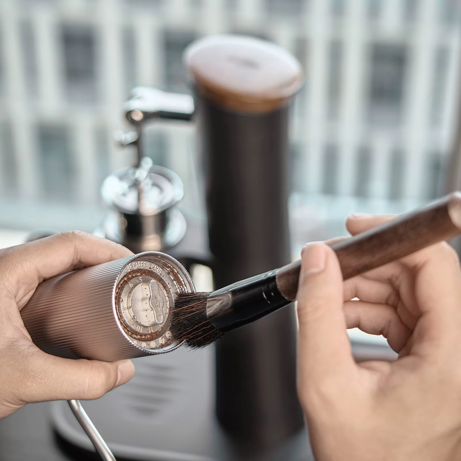 IKAPE Kaffeemühlen-Reinigungsbürste mit Holzgriff und natürlichen Borsten in Braun für Barista-Zubehör - Bild 4