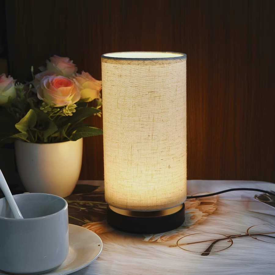 Nordische Stofftischlampe in Beige und Schwarz mit USB-Anschluss für Wohnzimmer, Schlafzimmer und Home Office - Bild 2