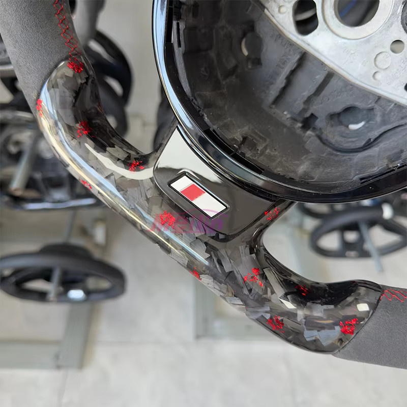 Maßgeschneidertes rotes geschmiedetes Lederlenkrad für Audi A3 A4L A5 Q3 Q5 Q7 mit perforierter Oberfläche - Bild 4