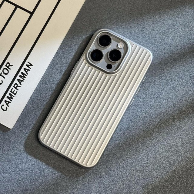 Wellblech-Design Hartschalen-Hülle für Apple iPhone 13 bis iPhone 16 in Silber mit Design Jahr des Pferdes - Bild 1