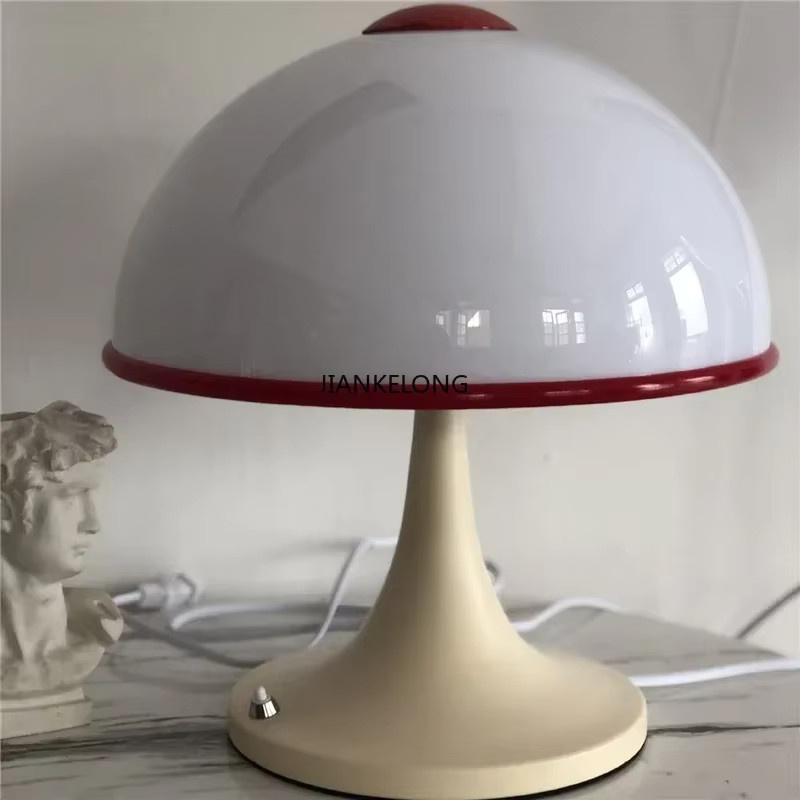 Nordic Studio Pilz Schreibtischlampe im Koreanischen Retro-Stil aus Metall und Acryl in Weiß - Bild 2