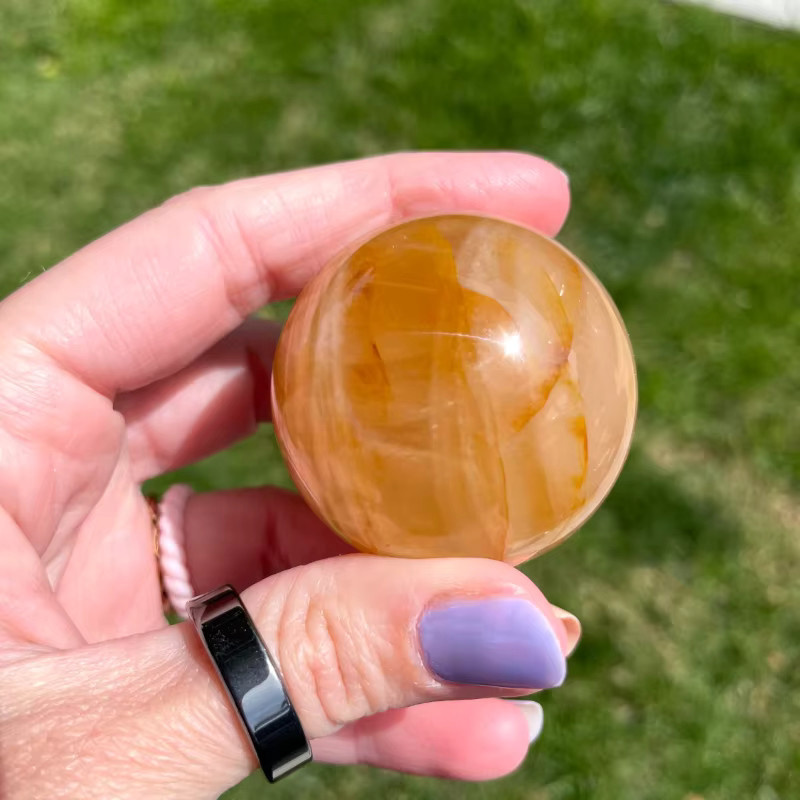 Goldene Heilerkugel aus Kristallquarz von CrystalHola als dekorative Sammlerfigur im Boho-Stil - Bild 2