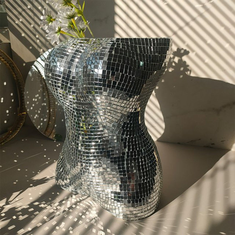 Silberne Skulptur als dekorativer Blumentopf und Vase in menschlicher Form aus Glas und Kunststoff - Bild 1