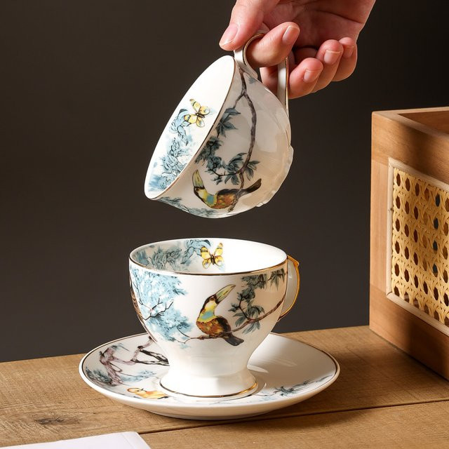 Keramiktasse mit Untertasse im floralen Blumen- und Vogelmuster, Mehrfarbig - Bild 1