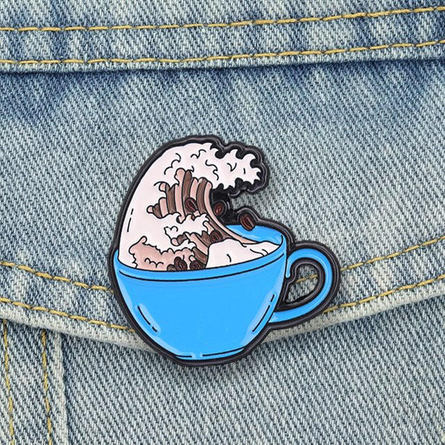 Miss Zoe Brosche Kanagawa Kaffeetassen-Emaille-Pins, Bunt, Unisex - Bild 1