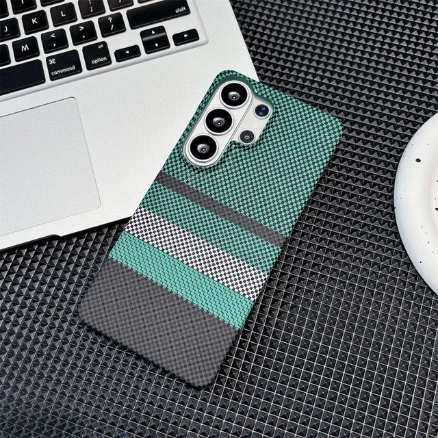 Gestreifte Kevlar-Handyhülle mit Magnet für Samsung Galaxy S26 S2 Ultra, S24 Plus und S23 FE in Grün - Bild 1
