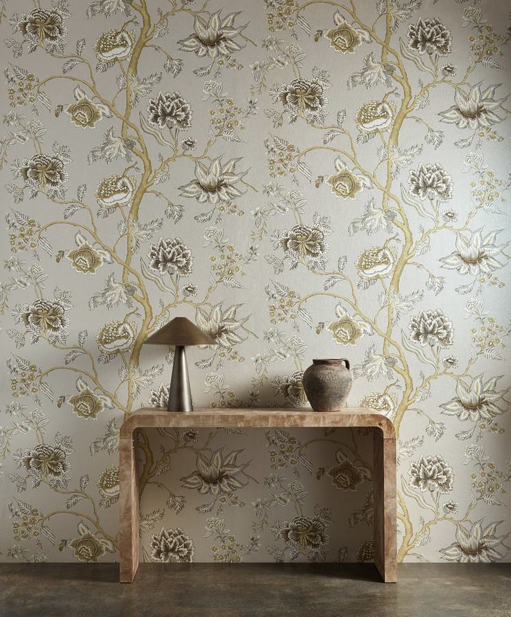 Harlequin Tapete Indienne Mural in Dove/Nectar mit floralem und botanischem Design in Beige, Gold und Silber - Bild 1