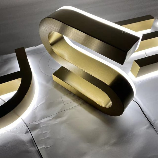 Beleuchtetes 3D-Geschäftsschild aus Metall in Gold/Messing für dein Firmenlogo und Gebäude-Dekoration - Bild 1