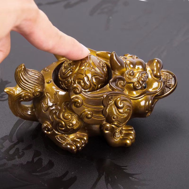 Goldene Kröte aus Harz als dekoratives Glücksbringer-Ornament für dein Tee-Set und den Schreibtisch - Bild 2