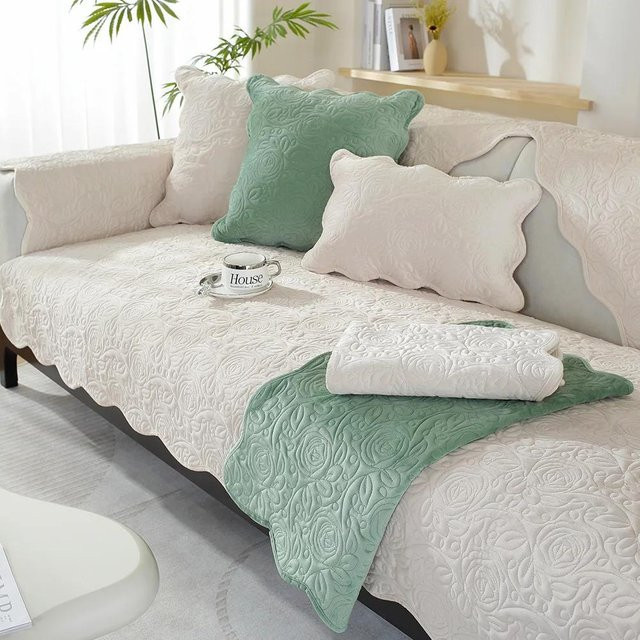 Sofabezug aus Samt mit Stickerei in Weiß, rutschfester Universal-Schonbezug für dein Sofa, B/B: 70 x 70 cm - Bild 1