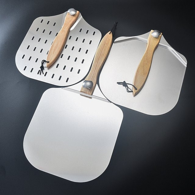 Wendbarer Pizzaspatel aus Aluminium mit Holzgriff in Silber - Bild 1