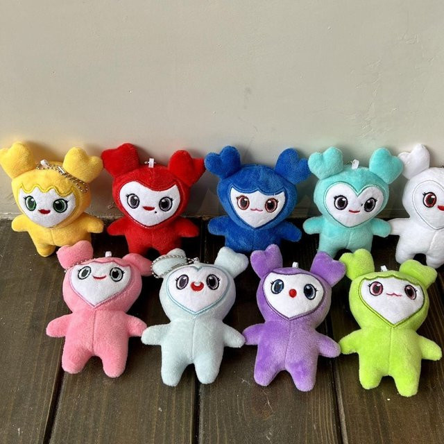 Kidsly Super Star Plüsch Momo Puppe Schlüsselanhänger, 9-teiliges Set, 10cm, ab 14 Jahren - Bild 1