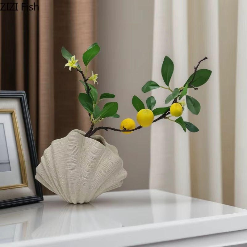 Dekorative Keramikvase in Beige mit Muschel-Ornament für Schnittblumen und Dekoration - Bild 4