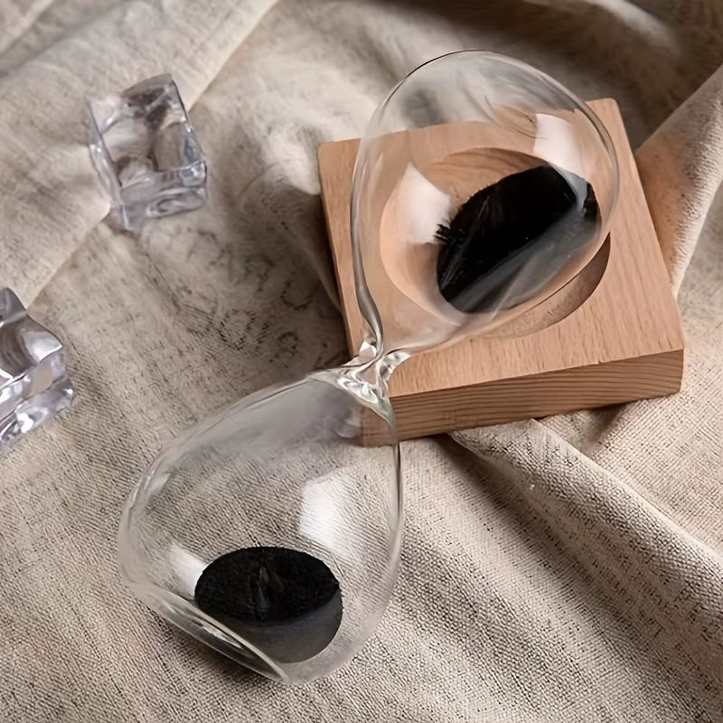 Eleganter magnetischer Sanduhr-Timer aus Glas mit braunem Holzsockel, dekoratives minimalistisches Desktop-Zubehör für Büro und Zuhause in Transparent und Braun - Bild 3