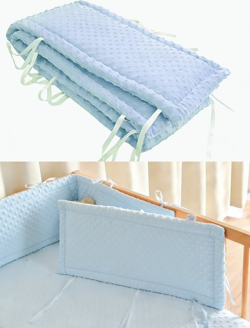 Insular Babybett-Umrandungsschutz aus Baumwolle für dein Babyzimmer in Pink oder Blau - Bild 1