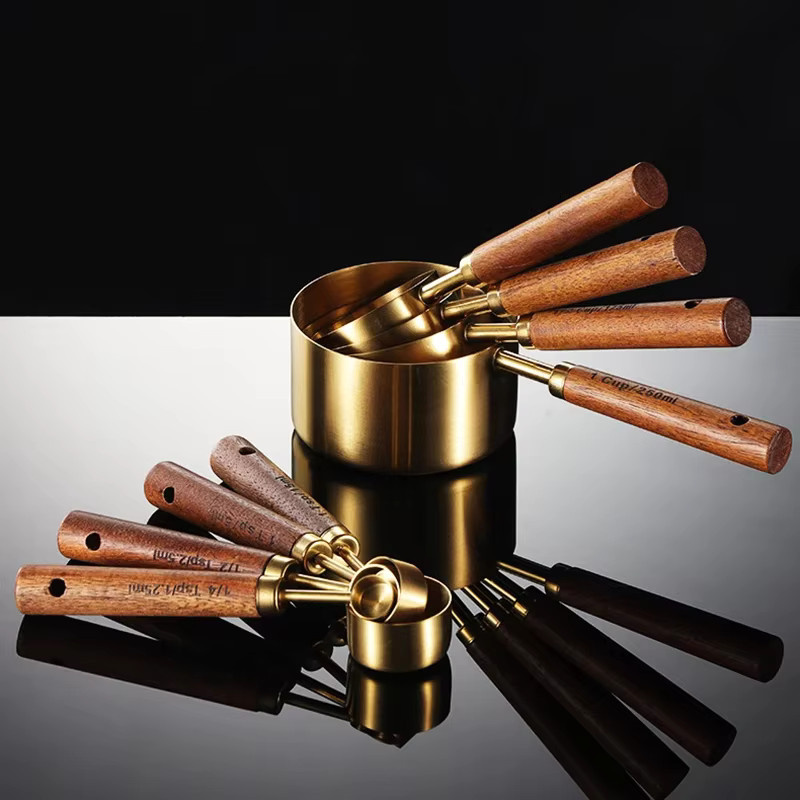AJOYOUS 8er Set Messbecher und Messlöffel aus Edelstahl mit Holzgriff in Silber und Gold mit Skala für Backen und Bartending - Bild 3