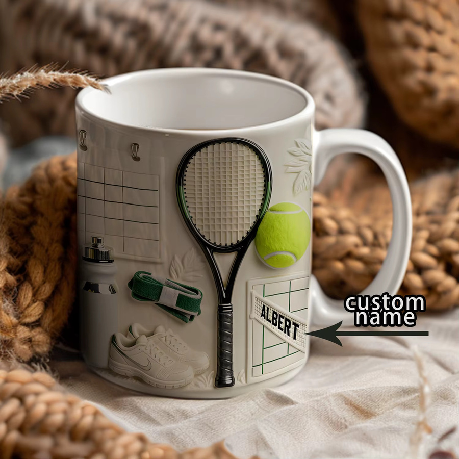 Personalisierte Keramiktasse von Light Magic in Weiß mit Tennismotiv und individuellem Namen – Sportgeschenk für Tennisliebhaber - Bild 3